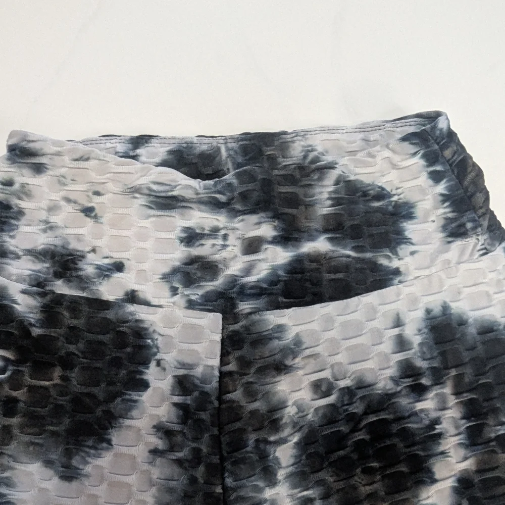 JUSTIFY Women's Black/White Tie-dye Leggings Textured Scrunched, Medium - Picture 7 of 8